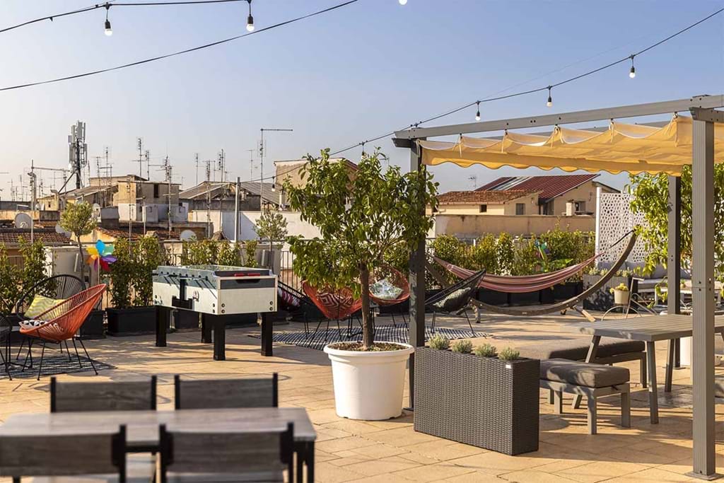 6-generator-rome-hostel-terrace-11
