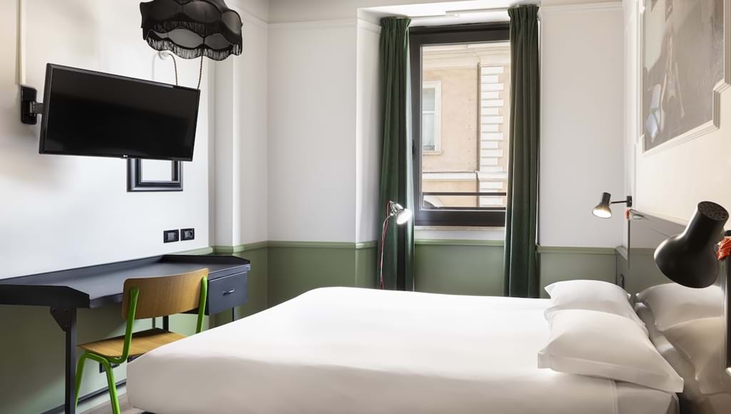 generator-rome-hostel-deluxe-queen-bed-1-7952x5304